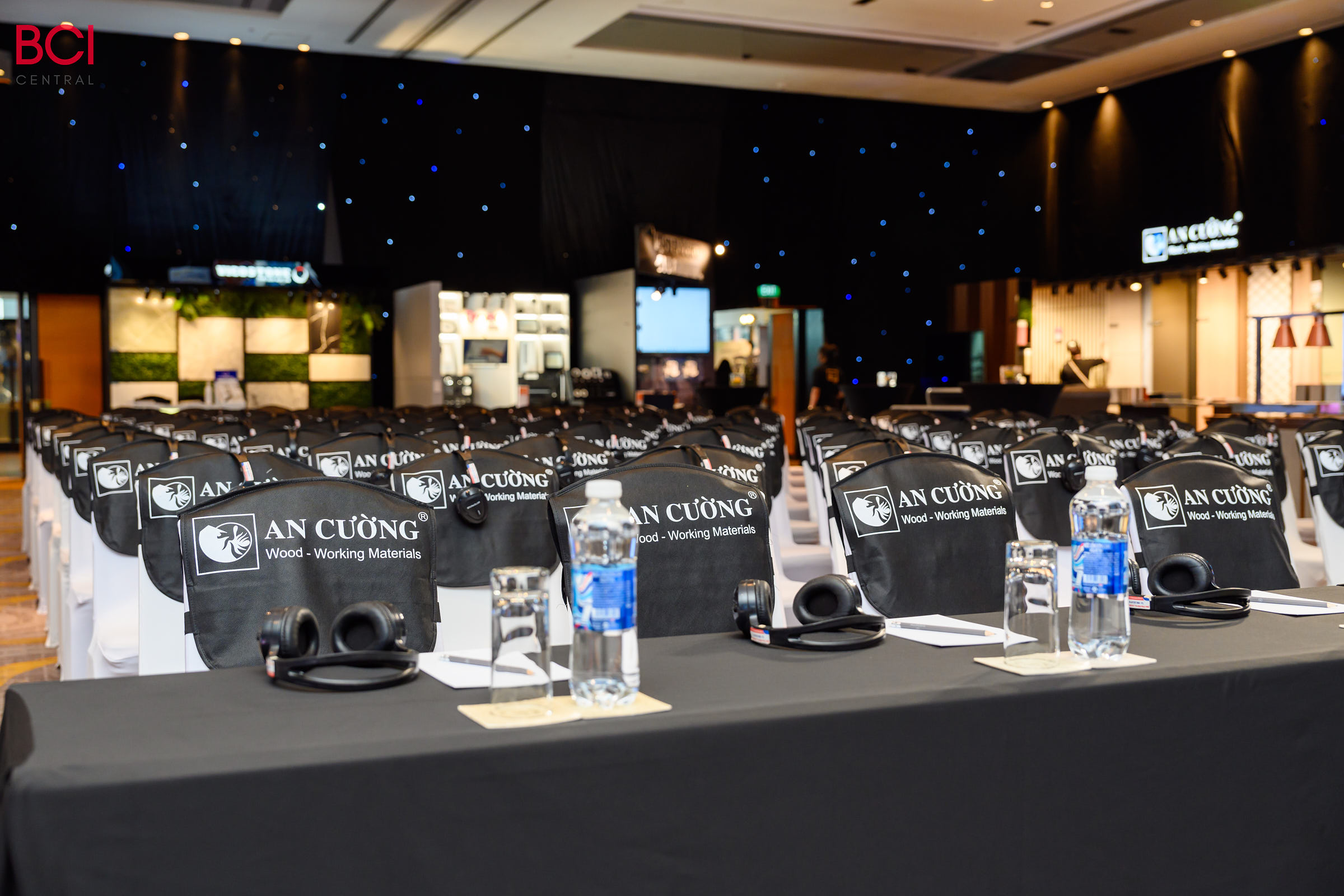 Tại BCI Equinox 2024, An Cường đem đến hàng loạt dòng sản phẩm mới theo xu hướng thế giới như: Lacquered Laminated biên dạng 1D, 2D, 3D, các loại cánh Shaker U, J, UJU, bộ phụ kiện cửa trượt tàng hình, bản lề cho khung siêu mỏng, sàn xương cá theo gạch gỗ,… thu hút được sự quan tâm của tất cả khách tham dự tại đây.