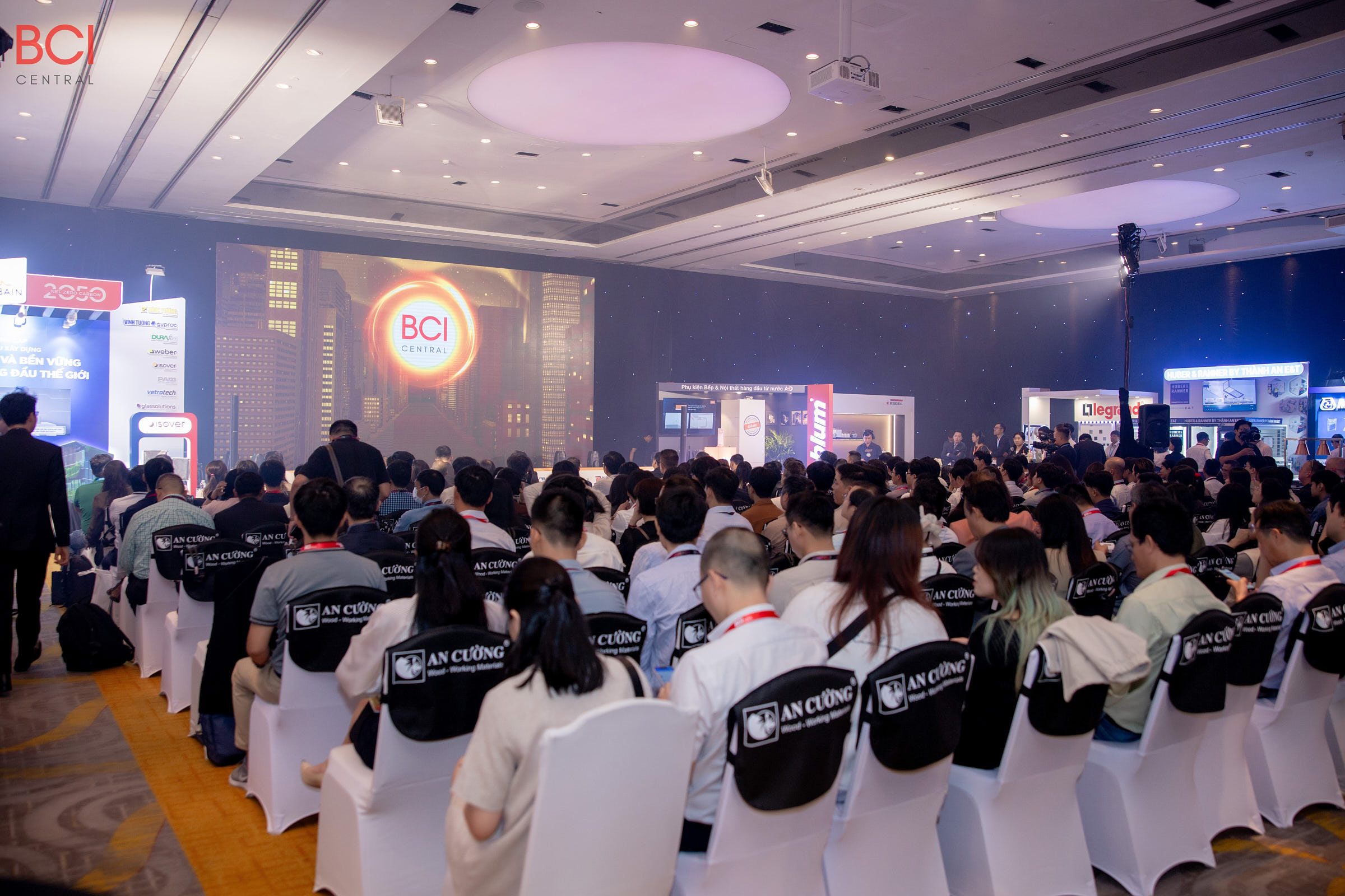 Tại BCI Equinox 2024, An Cường đem đến hàng loạt dòng sản phẩm mới theo xu hướng thế giới như: Lacquered Laminated biên dạng 1D, 2D, 3D, các loại cánh Shaker U, J, UJU, bộ phụ kiện cửa trượt tàng hình, bản lề cho khung siêu mỏng, sàn xương cá theo gạch gỗ,… thu hút được sự quan tâm của tất cả khách tham dự tại đây.