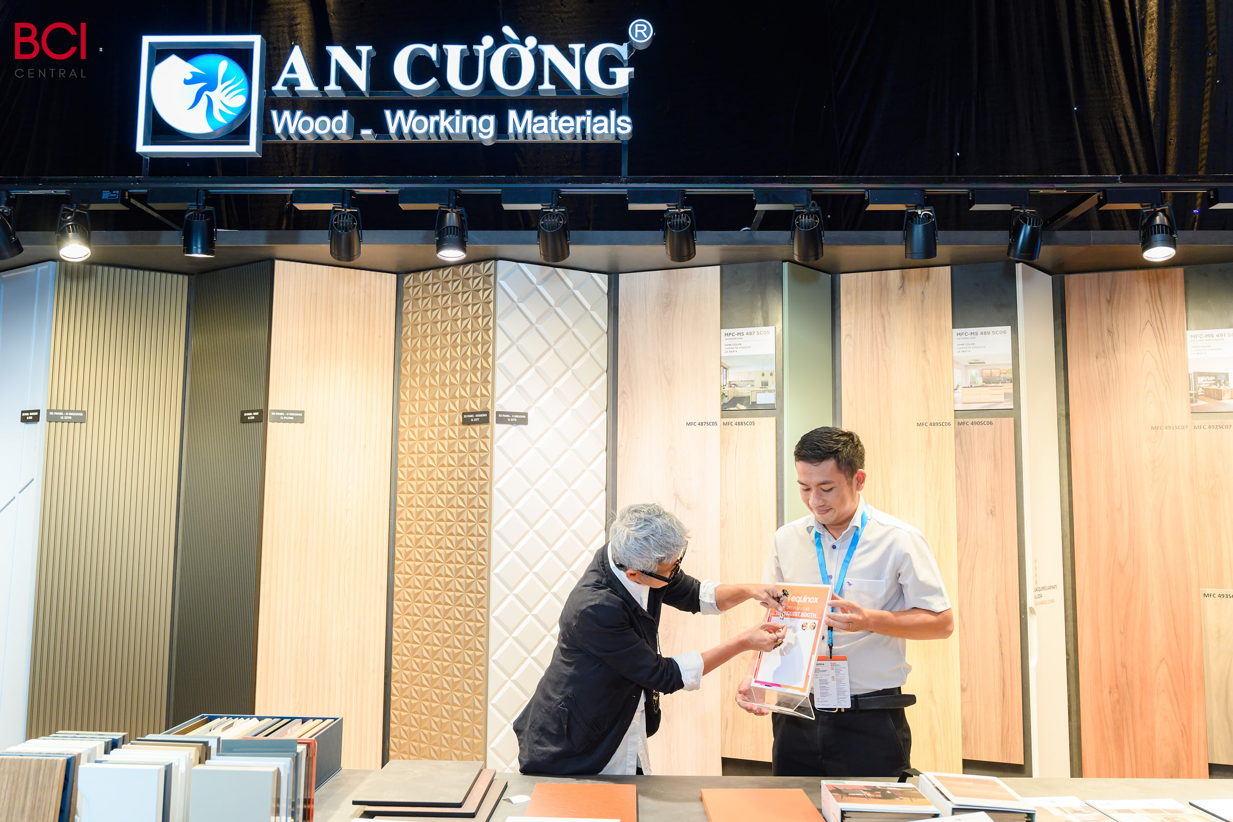 Tại BCI Equinox 2024, An Cường đem đến hàng loạt dòng sản phẩm mới theo xu hướng thế giới như: Lacquered Laminated biên dạng 1D, 2D, 3D, các loại cánh Shaker U, J, UJU, bộ phụ kiện cửa trượt tàng hình, bản lề cho khung siêu mỏng, sàn xương cá theo gạch gỗ,… thu hút được sự quan tâm của tất cả khách tham dự tại đây.