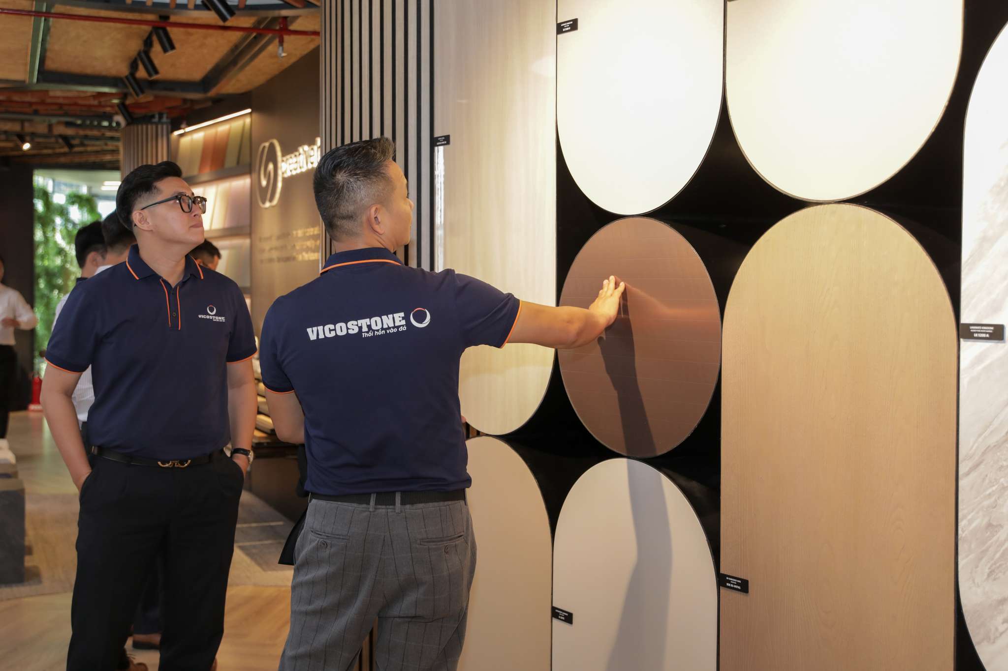 Representatives from Vicostone visited the An Cuong One-Stop Shopping Center showroom in Ho Chi Minh City, located at 279 Nguyen Van Troi Street, Phu Nhuan Ward, Ho Chi Minh City