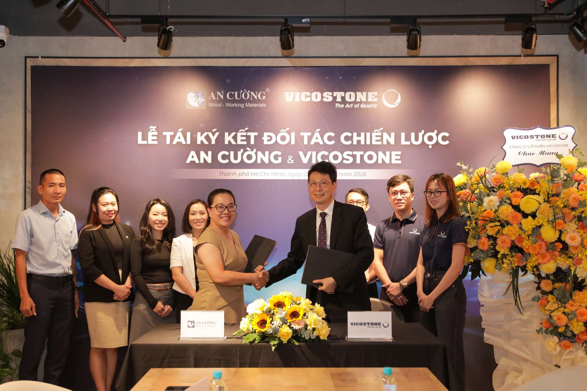 Ms. Nguyen Thi Ngoc Anh, General Director of An Cuong Wood JSC, signed an agreement to expand cooperation with Mr. Pham Tri Dung, General Director of Vicostone JSC