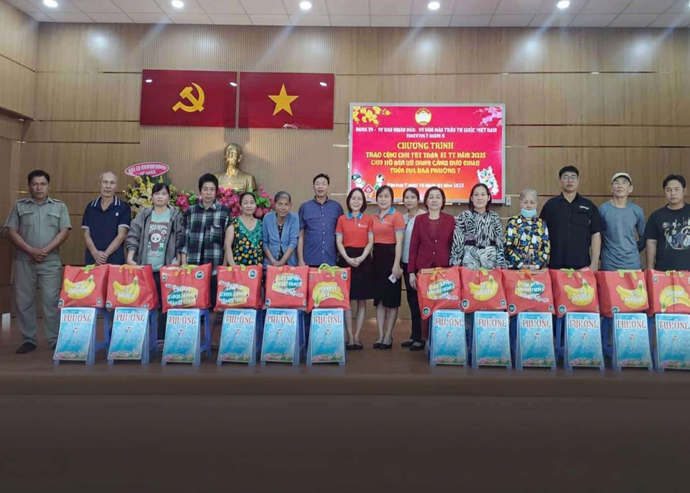 AN CUONG SHARES LOVE AND COMPASSION WITH NEEDY GROUPS IN DISTRICT 8