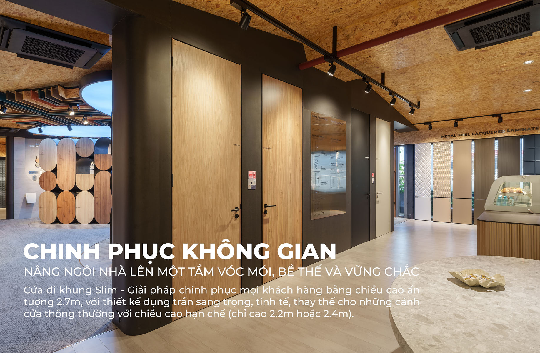An Cường mang đến giải pháp cửa đi khung siêu mỏng Slim Door với chiều cao ấn tượng 2.7m được làm từ tất cả các loại chất liệu: Melamine, Laminate, Veneer, Lacquered Laminate, Acrylic, khung Wrapping Lacquered Laminate.