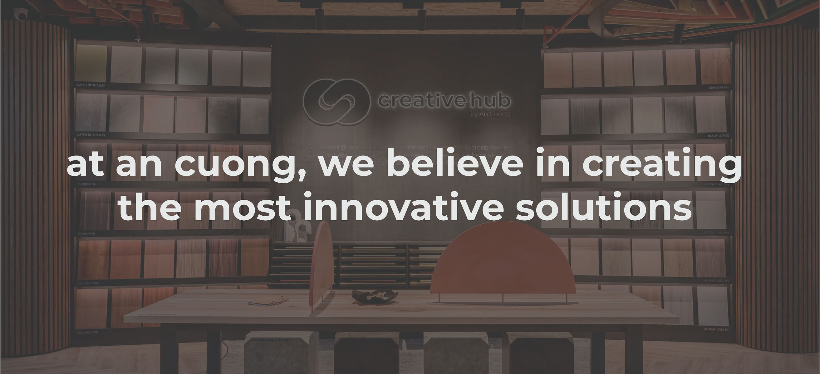 An Cường mang đến giải pháp cửa đi khung siêu mỏng Slim Door với chiều cao ấn tượng 2.7m được làm từ tất cả các loại chất liệu: Melamine, Laminate, Veneer, Lacquered Laminate, Acrylic, khung Wrapping Lacquered Laminate.