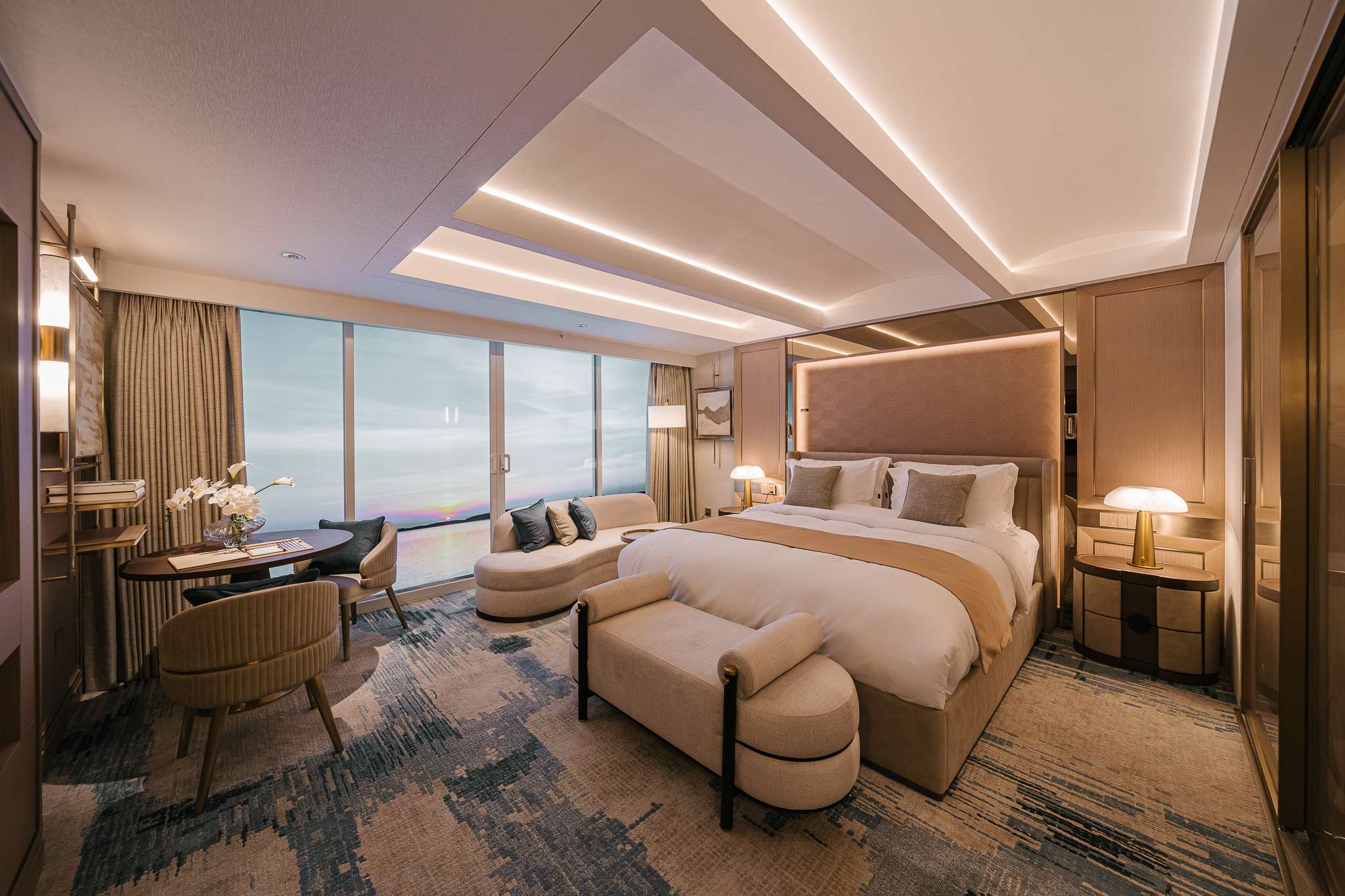 DELUXE KING SUITE