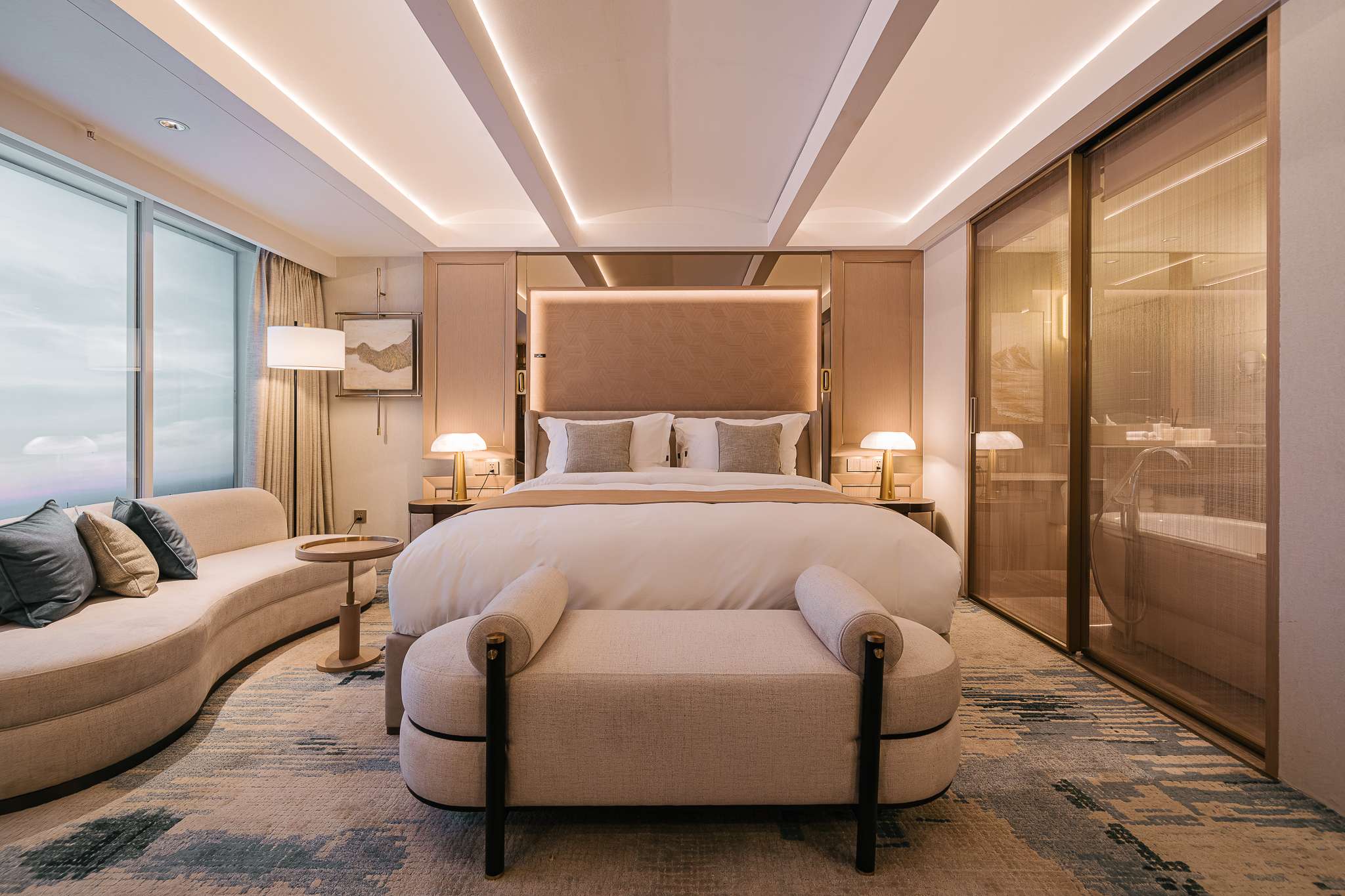 DELUXE KING SUITE