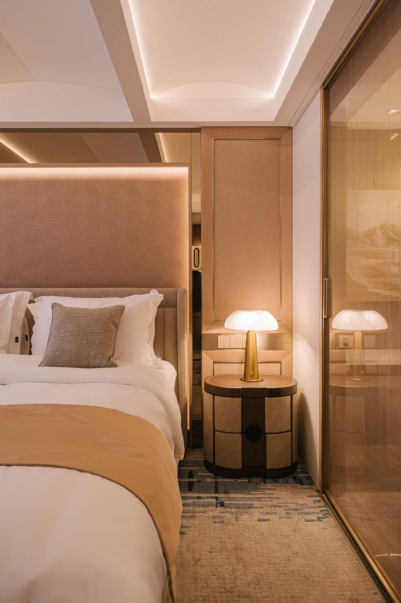 DELUXE KING SUITE