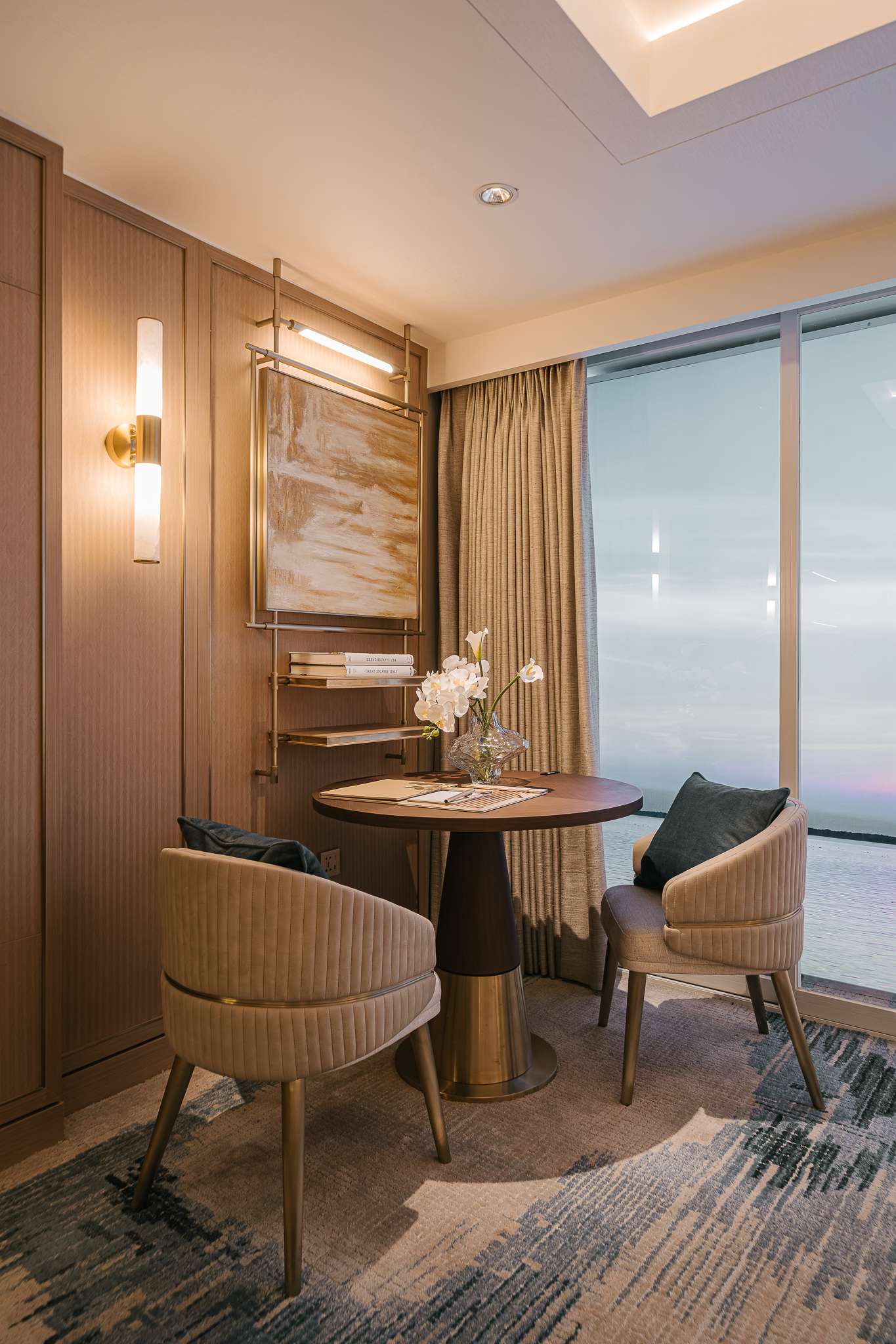 DELUXE KING SUITE