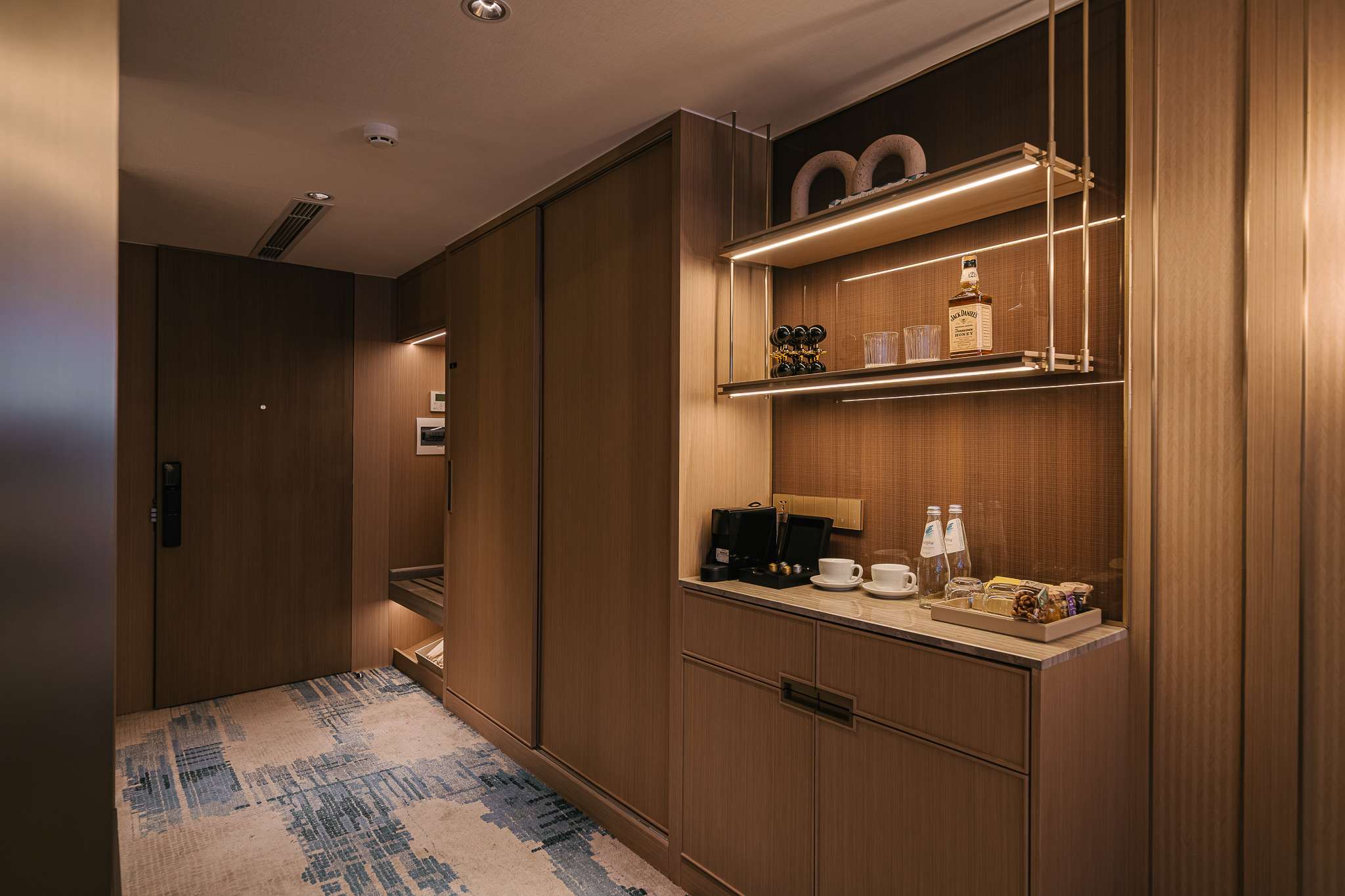 DELUXE KING SUITE