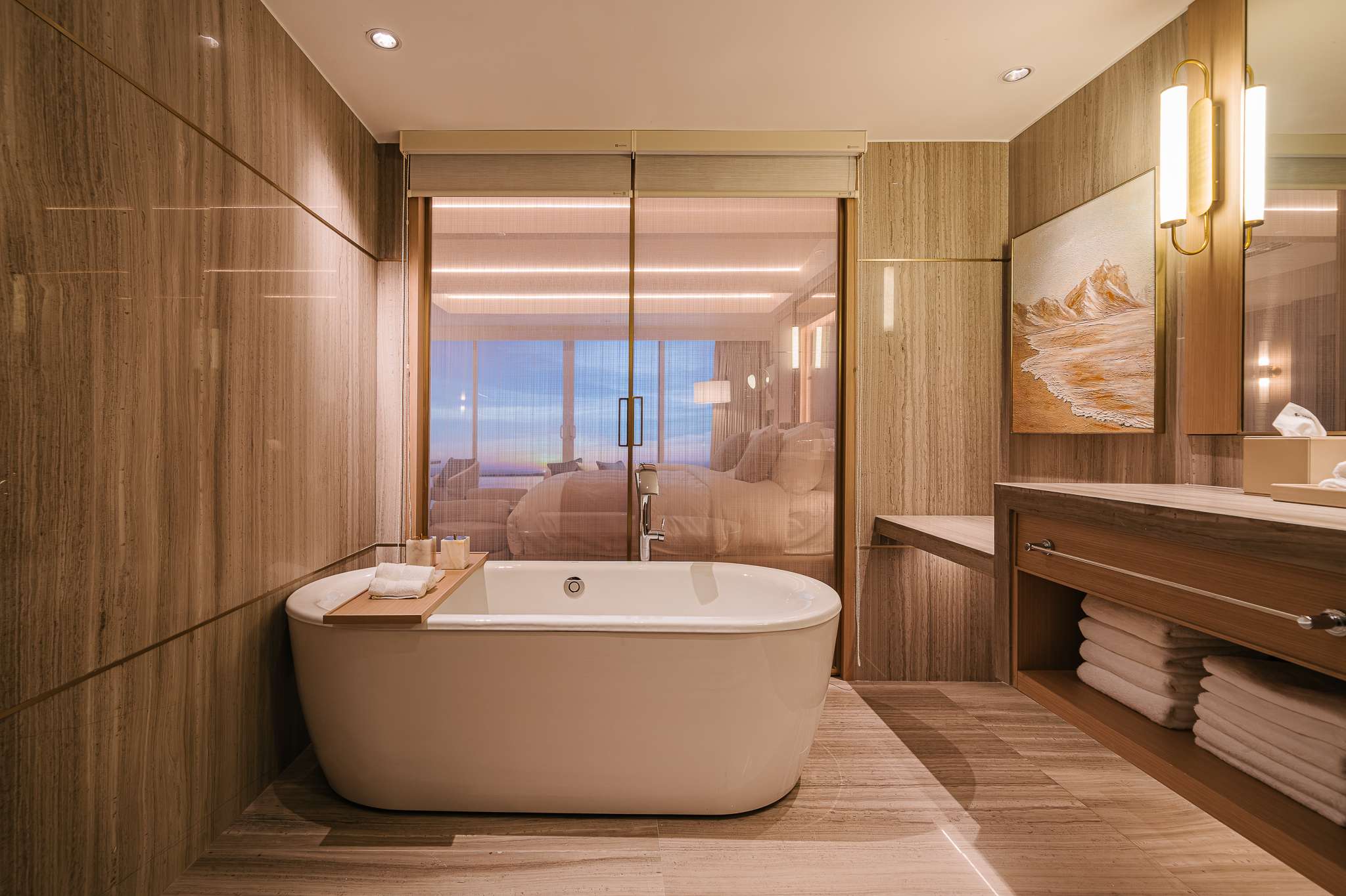 DELUXE KING SUITE