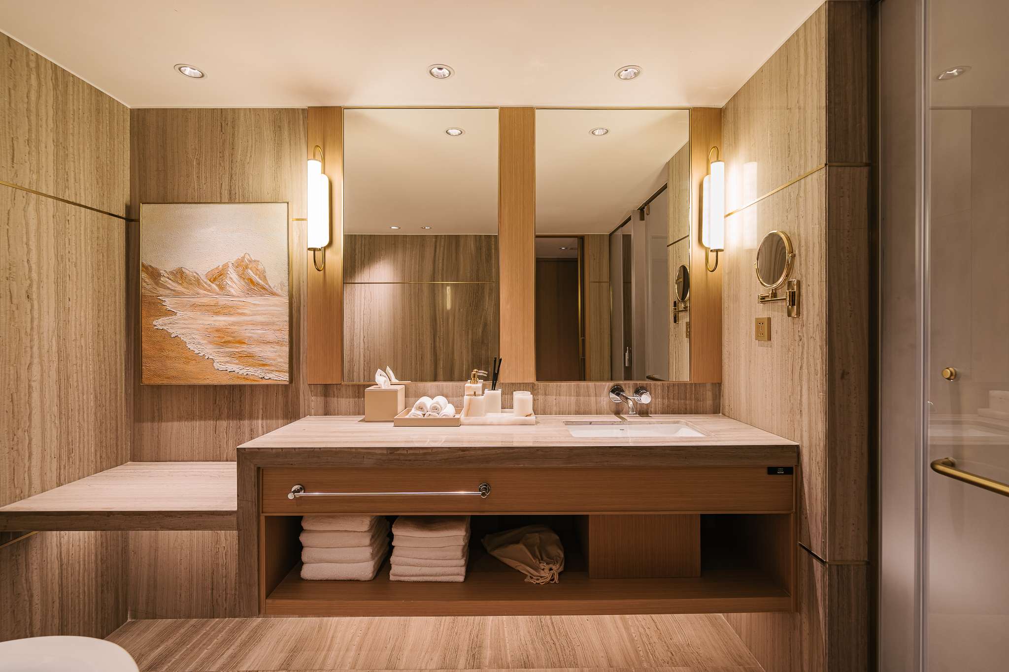 DELUXE KING SUITE