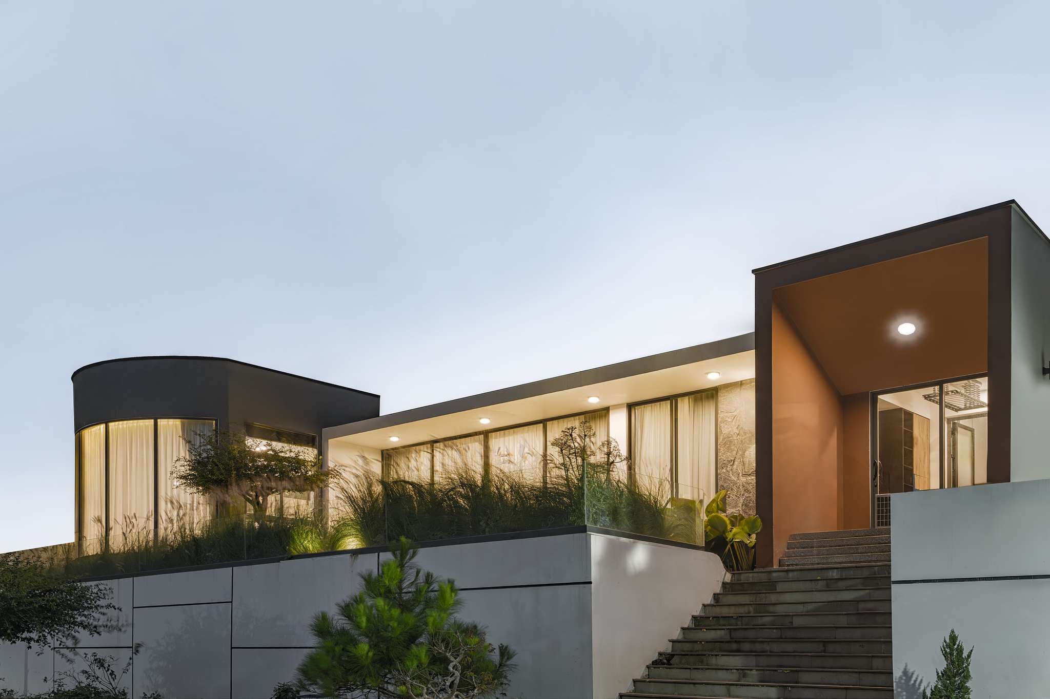 BLACK HOUSE