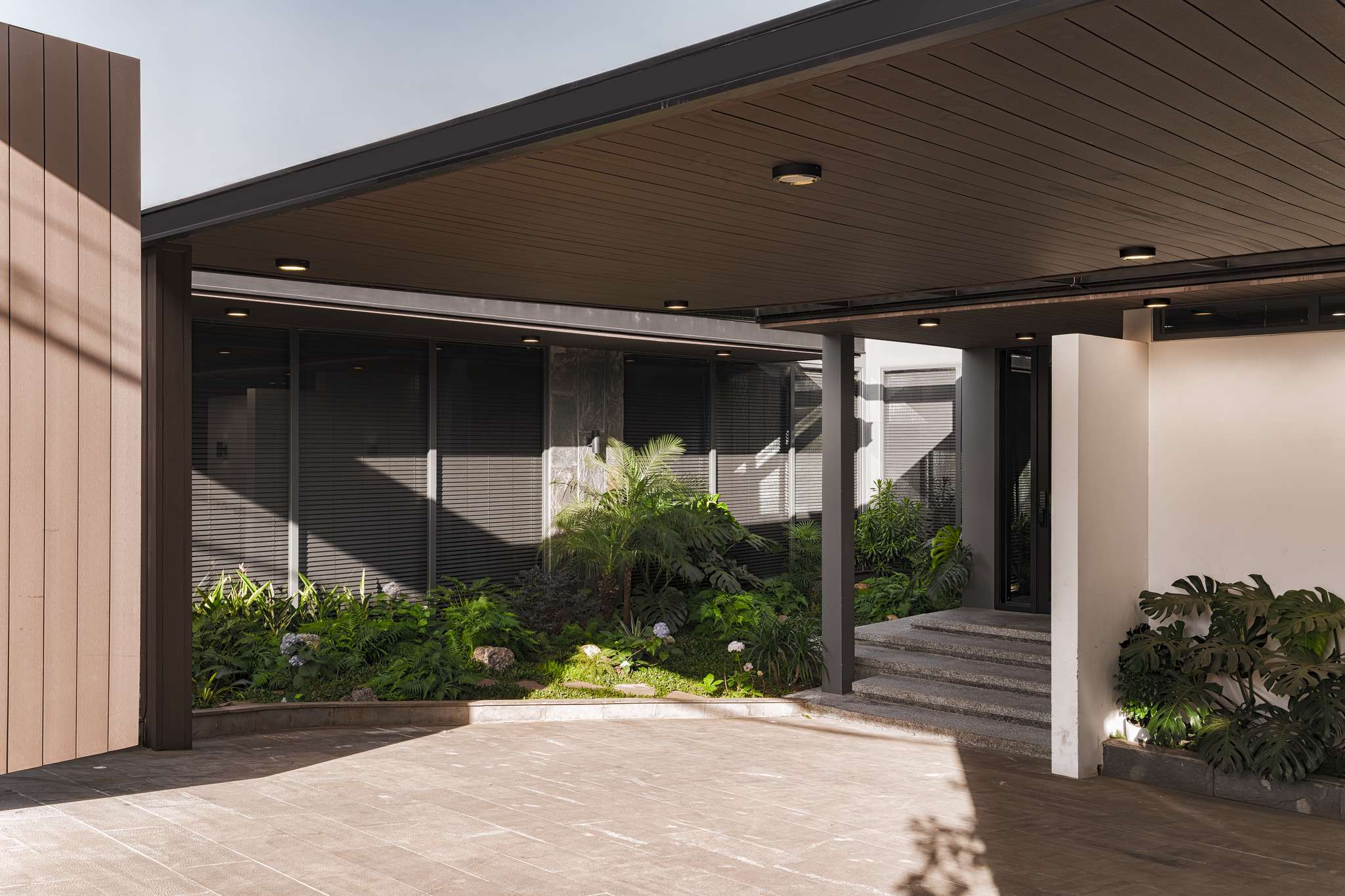 BLACK HOUSE