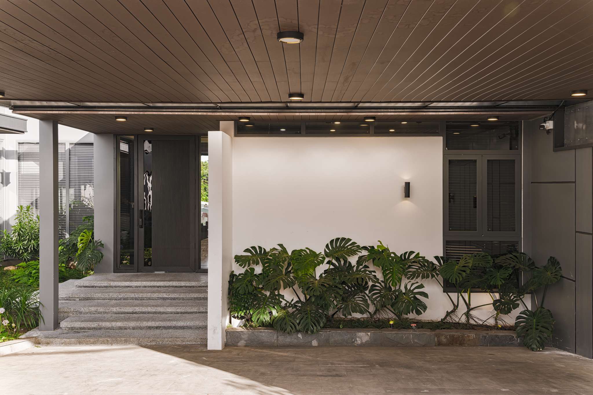 BLACK HOUSE