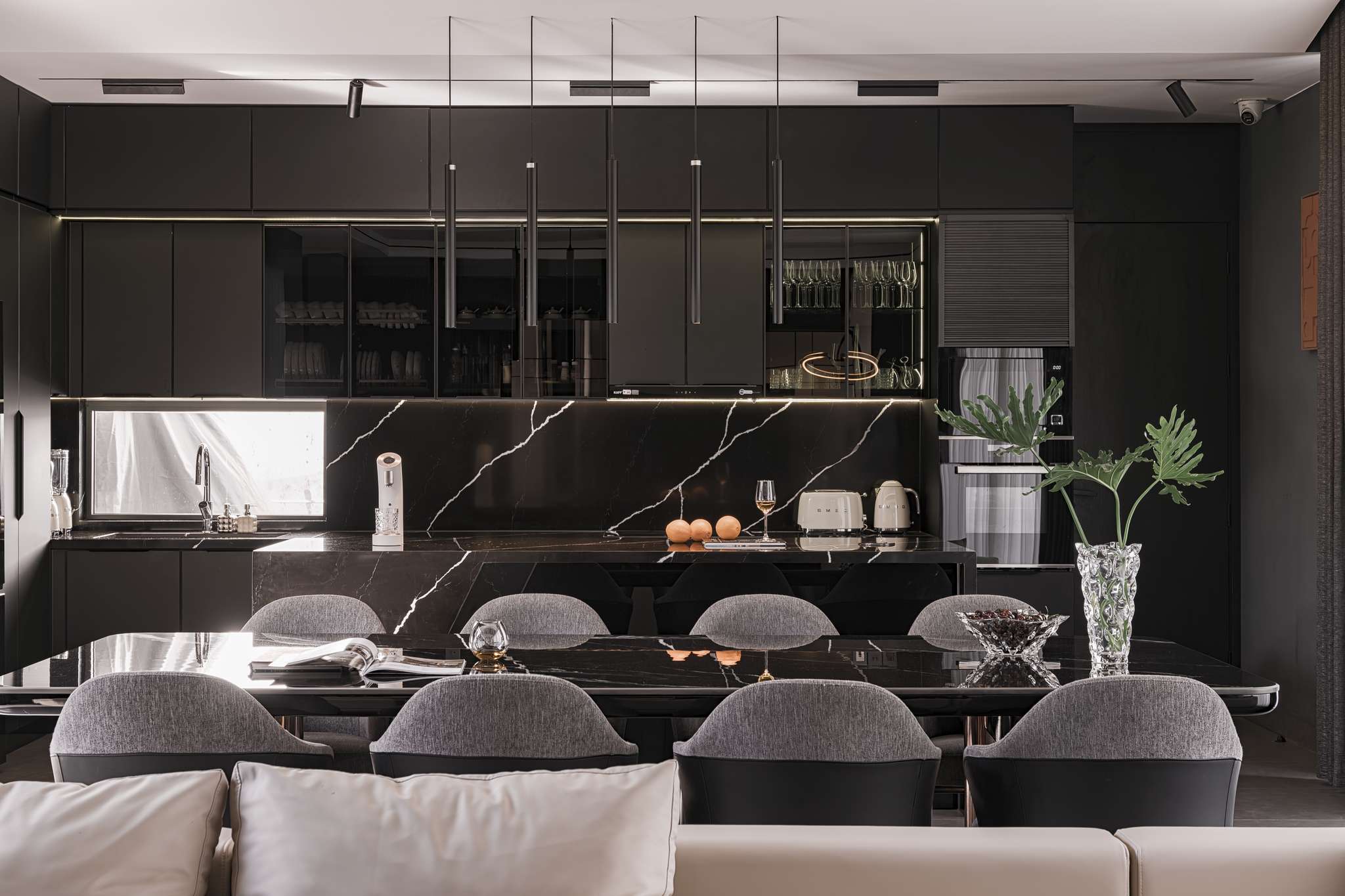 BLACK HOUSE