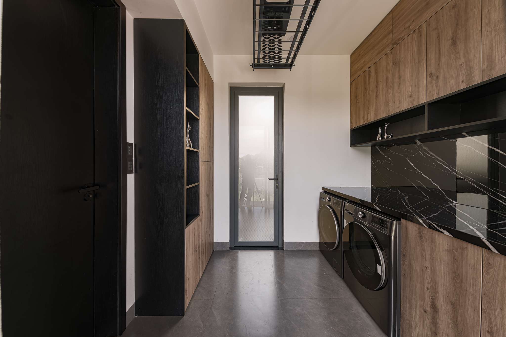 BLACK HOUSE
