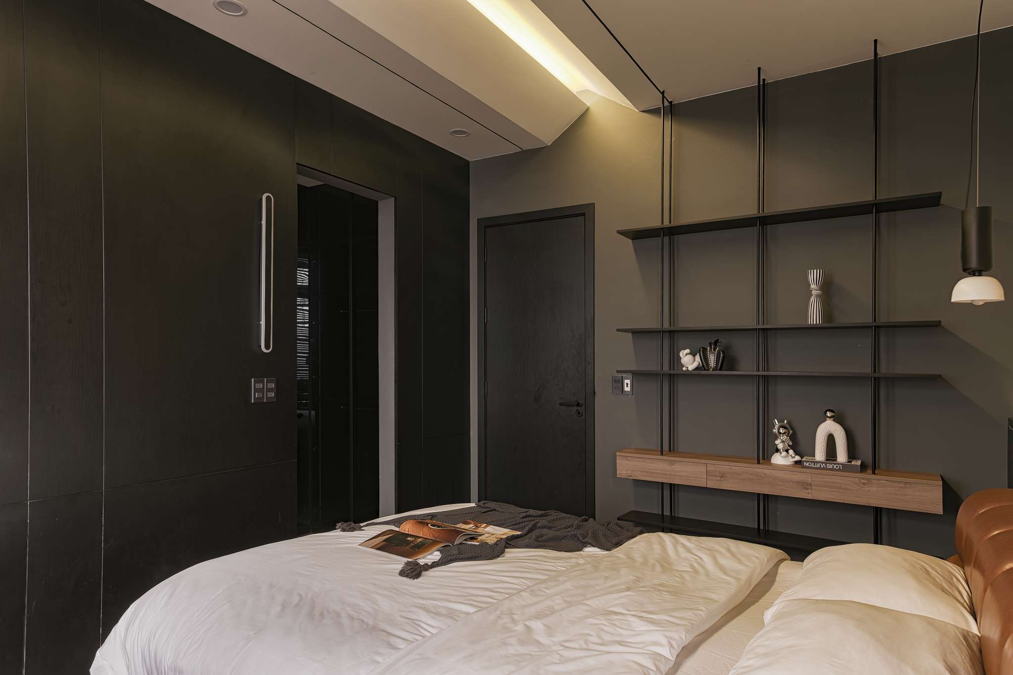 BLACK HOUSE