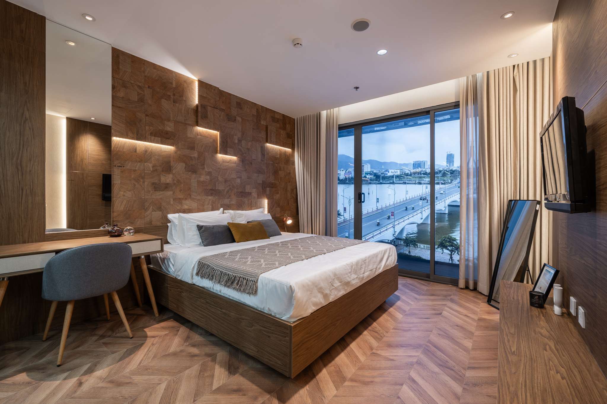 ONE-STOP SHOPPING CENTER HA NOI 100M2